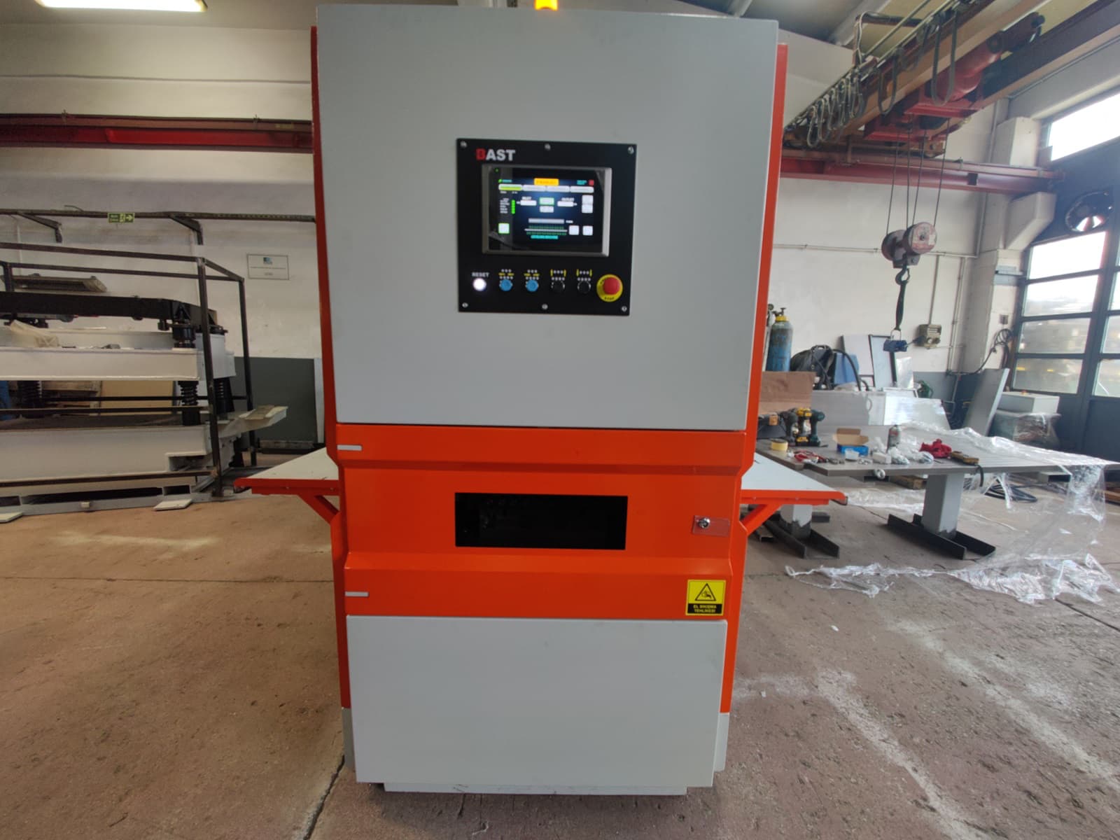 BAST sac doğrultma makinesinin endüstriyel ortamda kontrol paneli görünümü
