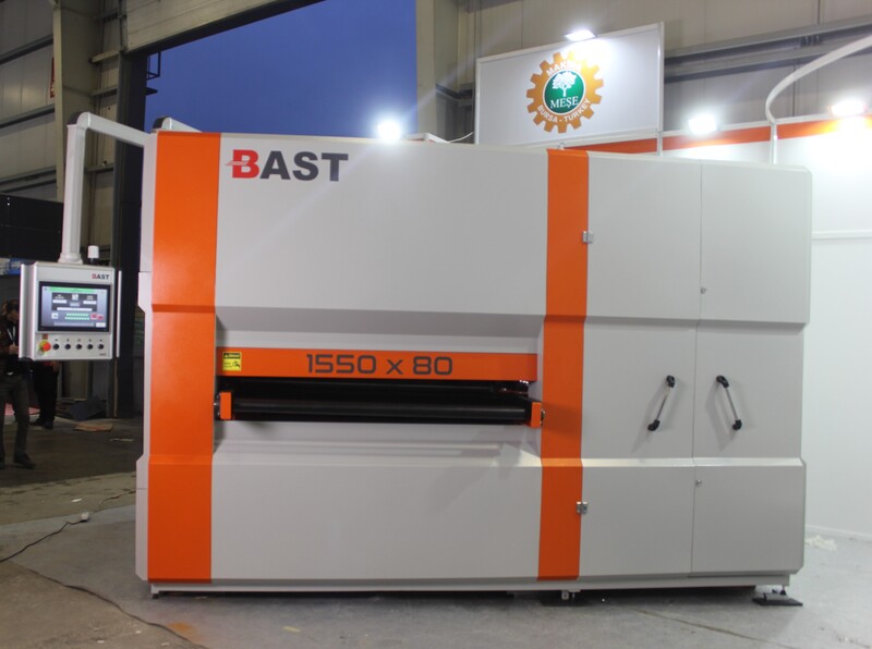 BAST Walzenrichtmaschine 1550 x 80 auf einer Messe präsentiert
