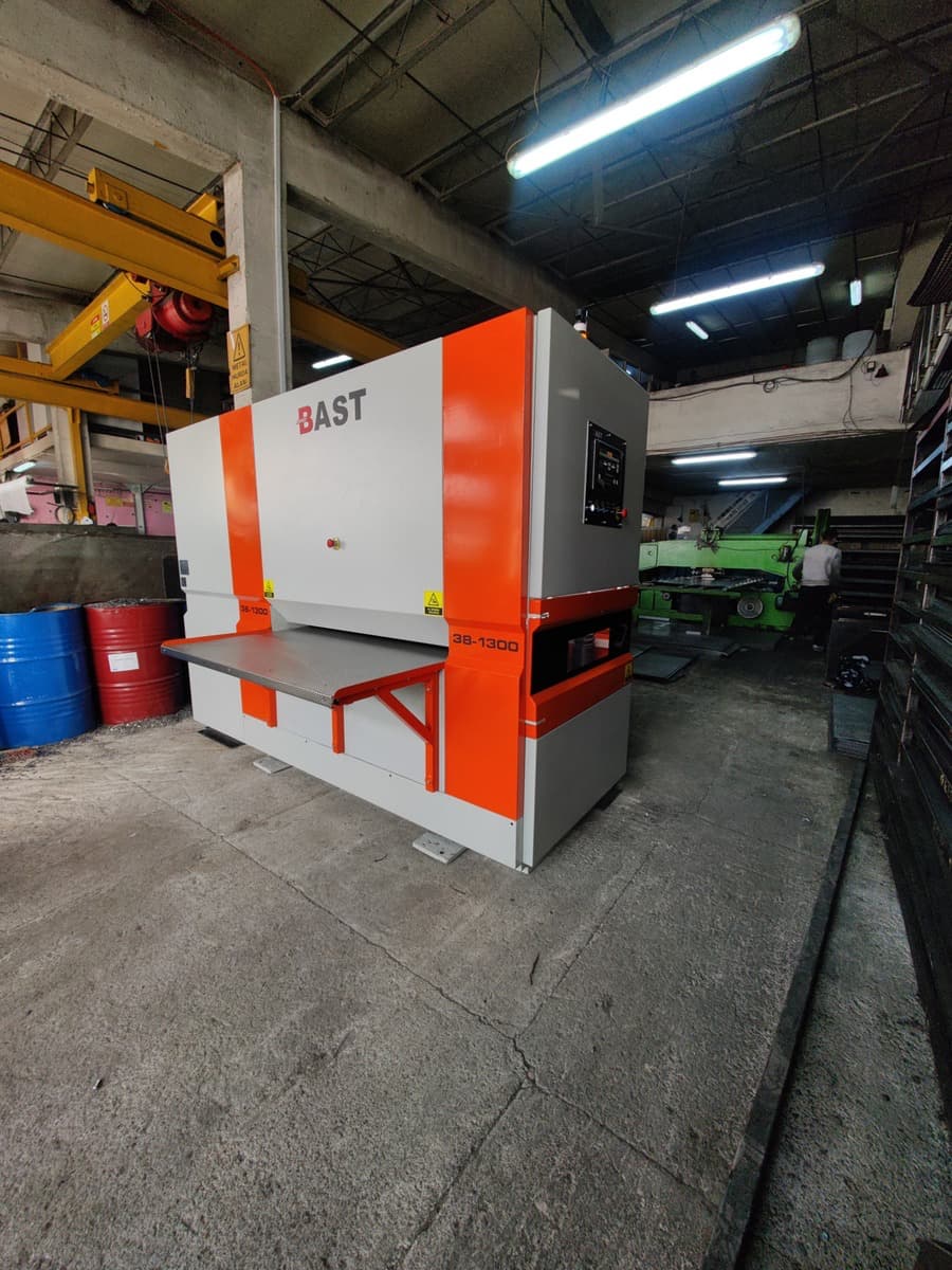 BAST 38-1300 Blechrichtmaschine für präzise Blechbearbeitung im Industriebetrieb