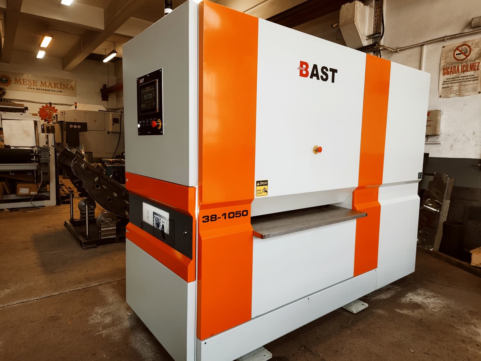 Macchina raddrizzatrice per lamiere metalliche BAST utilizzata nella lavorazione industriale dei metalli