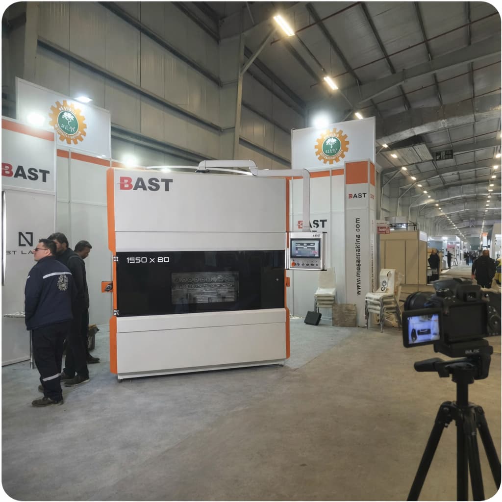 Macchina raddrizzatrice BAST per lamiera in fiera, pannello di controllo visibile