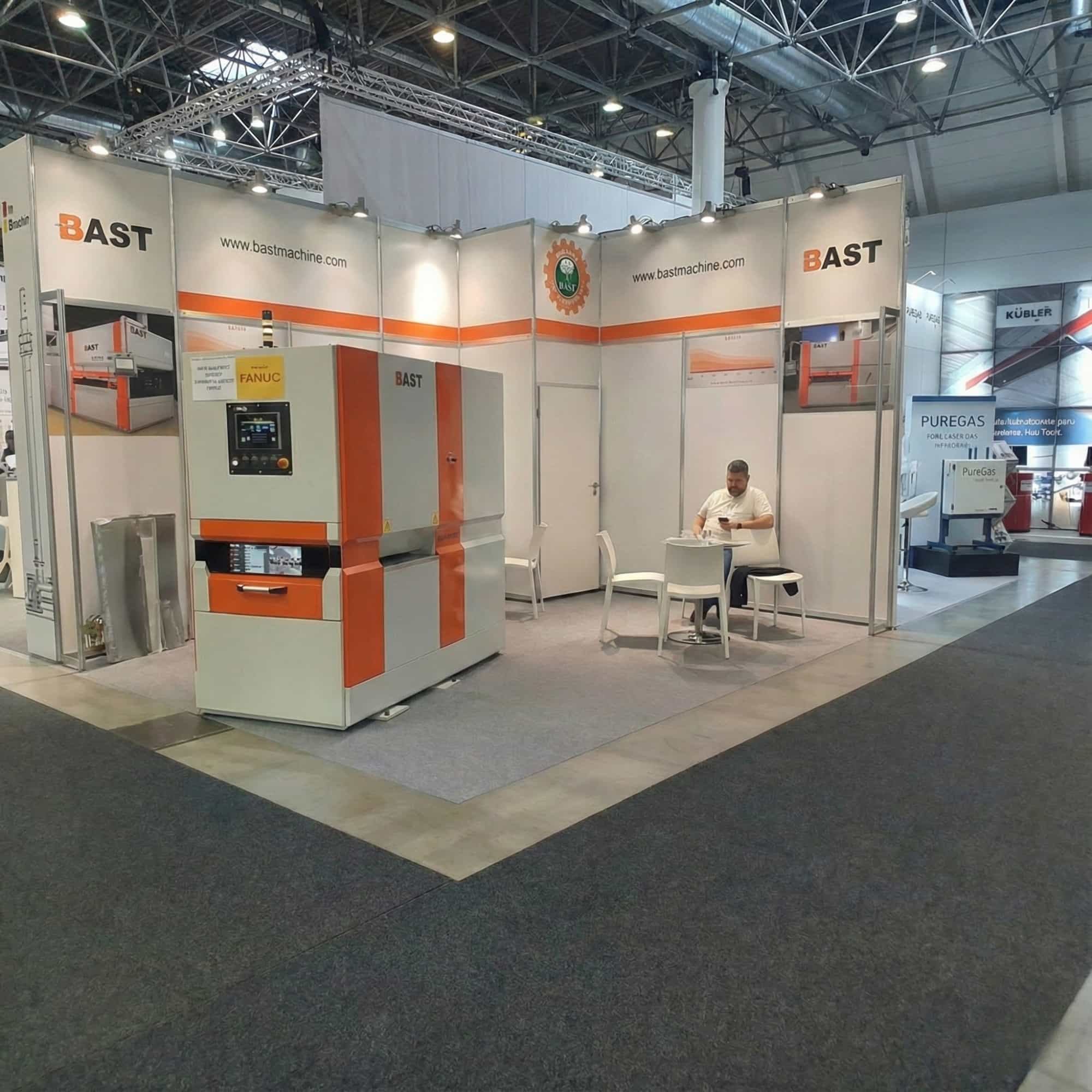 Stand BAST con macchina raddrizzatrice lamiera esposta in fiera industriale
