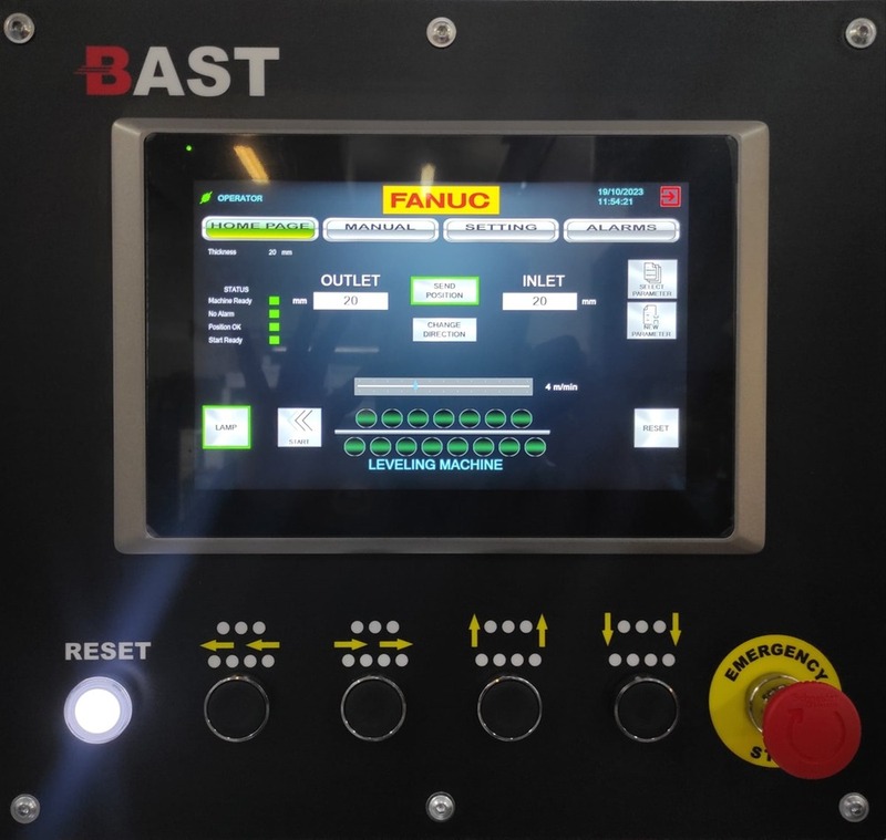 EASYBAST Touchscreen-Steuerung einer BAST Blechrichtmaschine für präzise Maschineneinstellungen