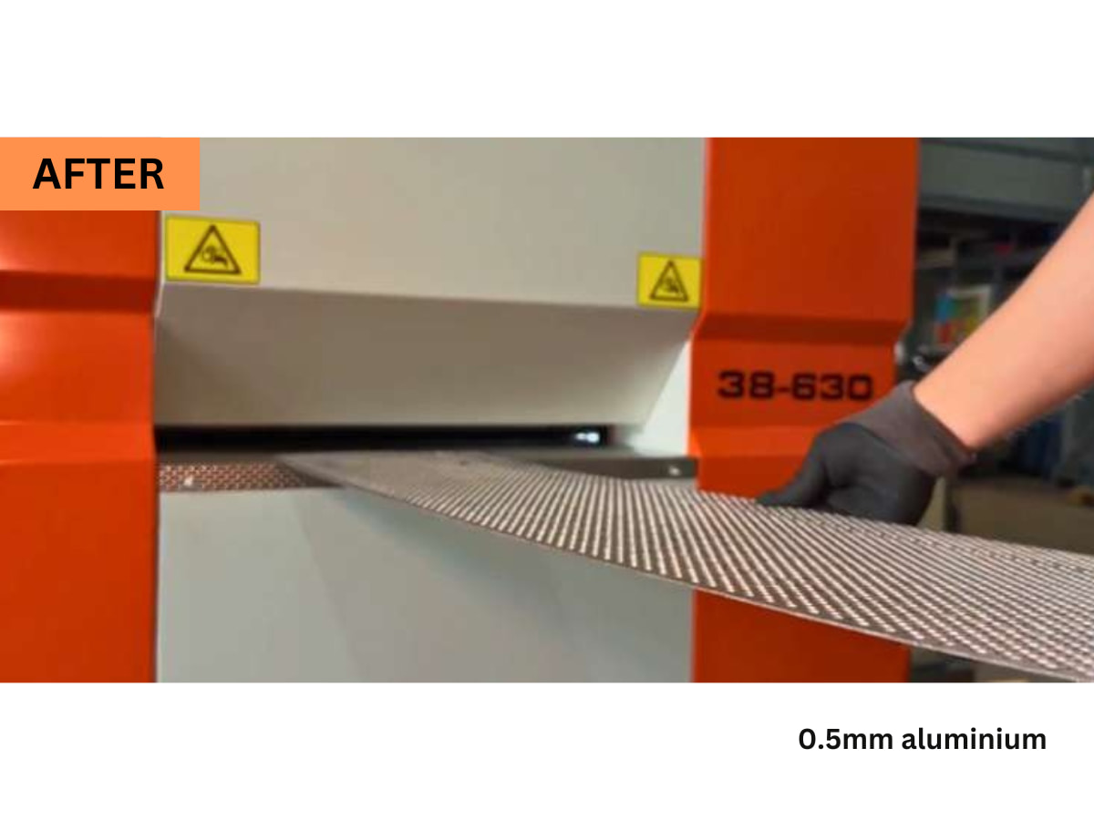 Gerichtetes 0,5 mm perforiertes Aluminiumblech beim Austritt aus der BAST 38-630 Blechrichtmaschine