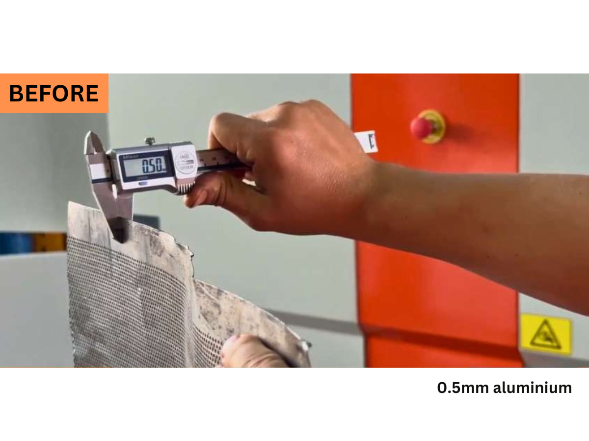 Düzleştirme öncesi dalgalı 0,5 mm delikli alüminyum sacın kumpasla kalınlık ölçümü