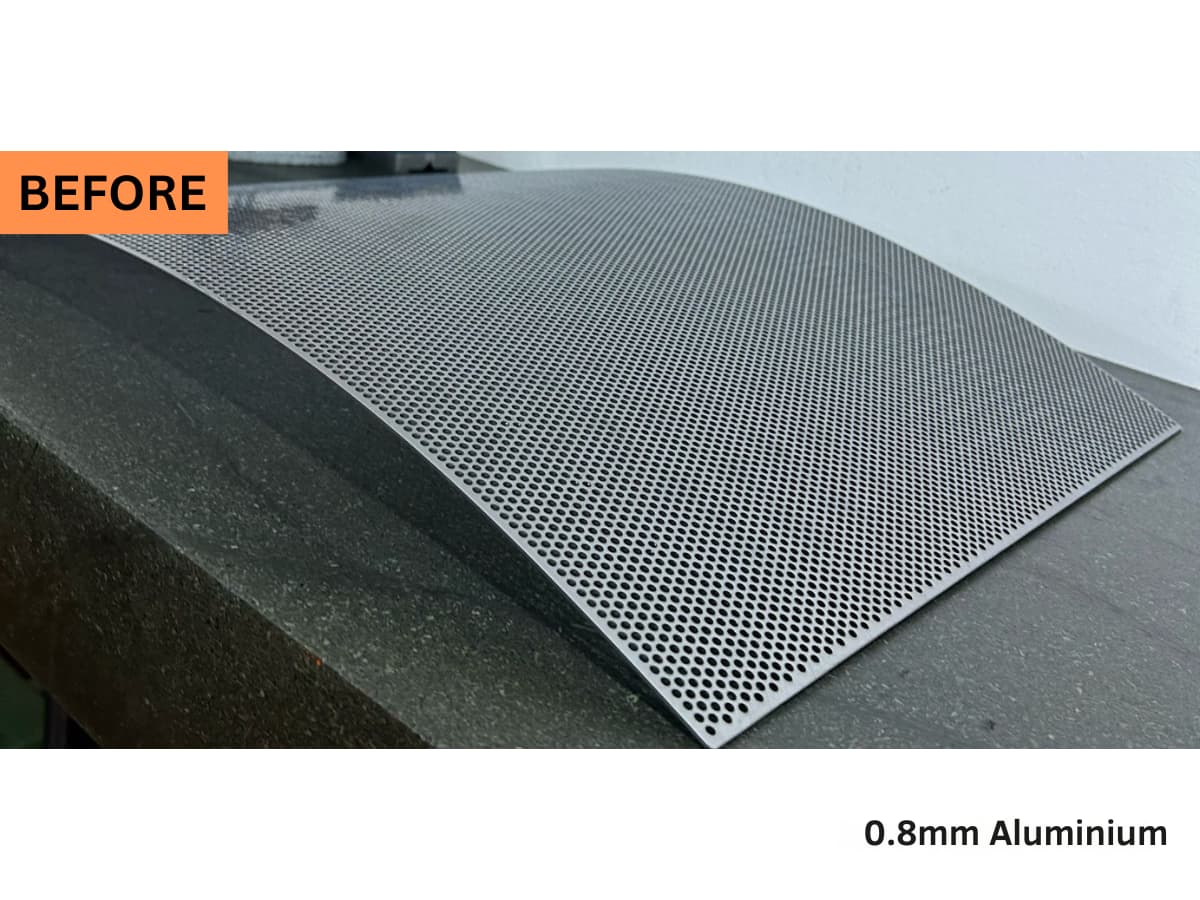 Düzleştirme öncesi kıvrılmış 0,8 mm delikli alüminyum sac